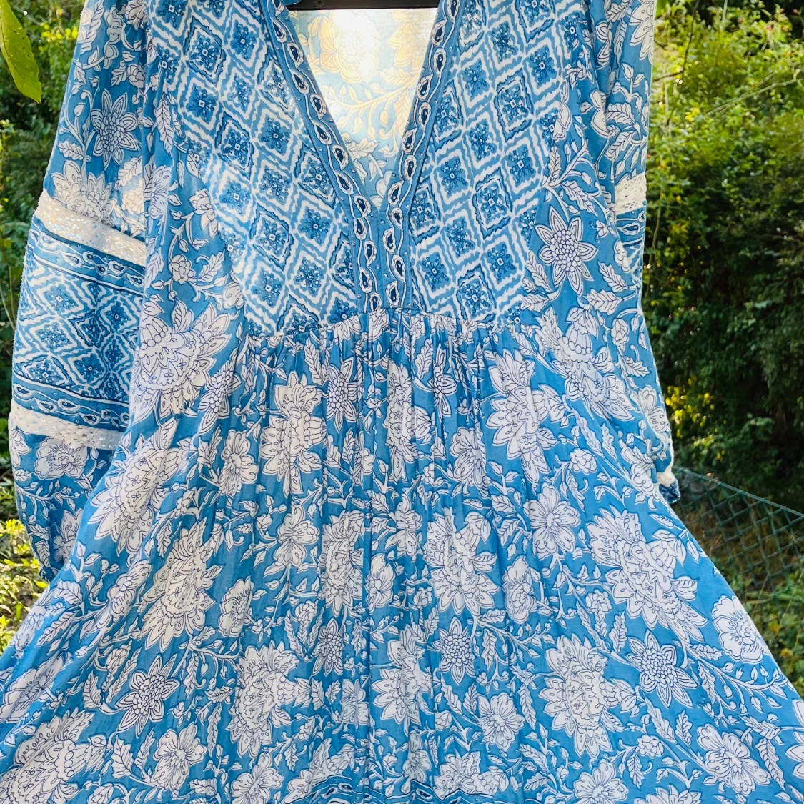 Blå och vit indiska -klänning med blommor - 1