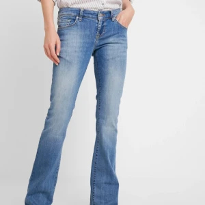 Blå bootcut jeans från LTB - Snygga ljusblå bootcut jeans från LTB med klassisk femficksdesign och normal passform. Jeansen har en lätt tvättad look och är tillverkade i mjukt denimtyg som sitter skönt hela dagen. Perfekta för dig som gillar en avslappnad men trendig stil.