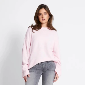 Ljusrosa stickad tröja  - Mysig ljusrosa stickad tröja med rund hals och långa ärmar. Från Lager 157 i storlek XS