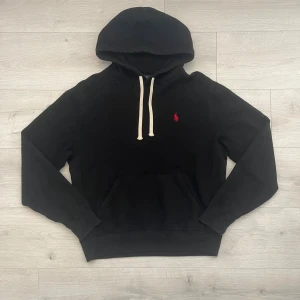 Ralph lauren hoodie svart - Tjena! Säljer min Ralph lauren hoodie//hoodien ör svart med en röd logga//hoodien är i strl S// Inga defekter eller liknade// perfekt inför hösten och vintern//fråga gärna!🤩