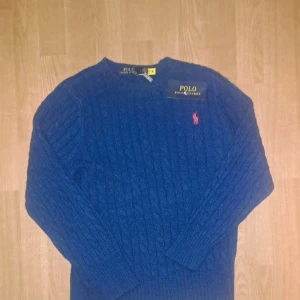 Ralph Lauren Sweater - Helt ny! Är storlek S men jag skulle säga XS, liten i storlek, passar dig runt 170cm.