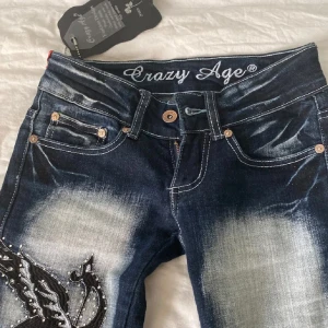 Crazy age jeans - Köpte på Plick, säljer de de tyvärr inte passade. Midjemått- 34cm❤️ bara att höra om frågor❤️( eu 32, w22-33