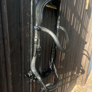 PS Of Sweden High Jump - Svart PS Of Sweden träns i modellen High Jump. Använt men fortfarande väldigt bra skick. Har deras speciella sidostycken med vaggor som ska vara skönt för hästen🥰Storlek COB. Nypris 3499kr