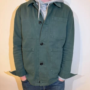 Grön overshirt från The Stronghold - Grön overshirt från The Stronghold. Skick 10/10, ser inga defekter. Mitt pris - 799kr. Nypris - Ungefär 3000-5000kr