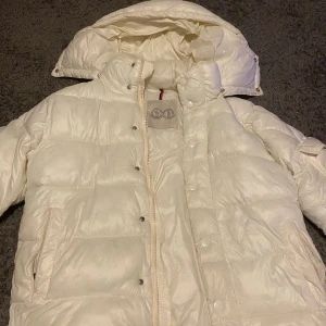 vit moncler puffer - Nfc scan funkar och jackan passar båda s och m