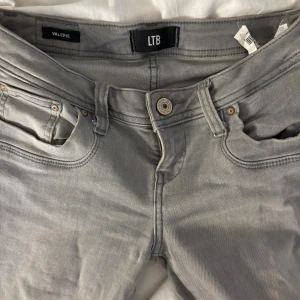 Grå jeansbyxor från LTB Valerie - Snygga grå jeansbyxor från LTB, modell Valerie. Storlek 26/32 knappast andvält nånting 