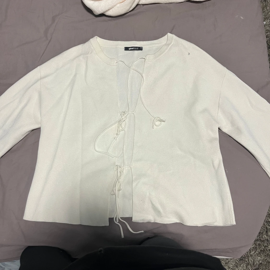 Vit kofta med snörning från Gina Tricot