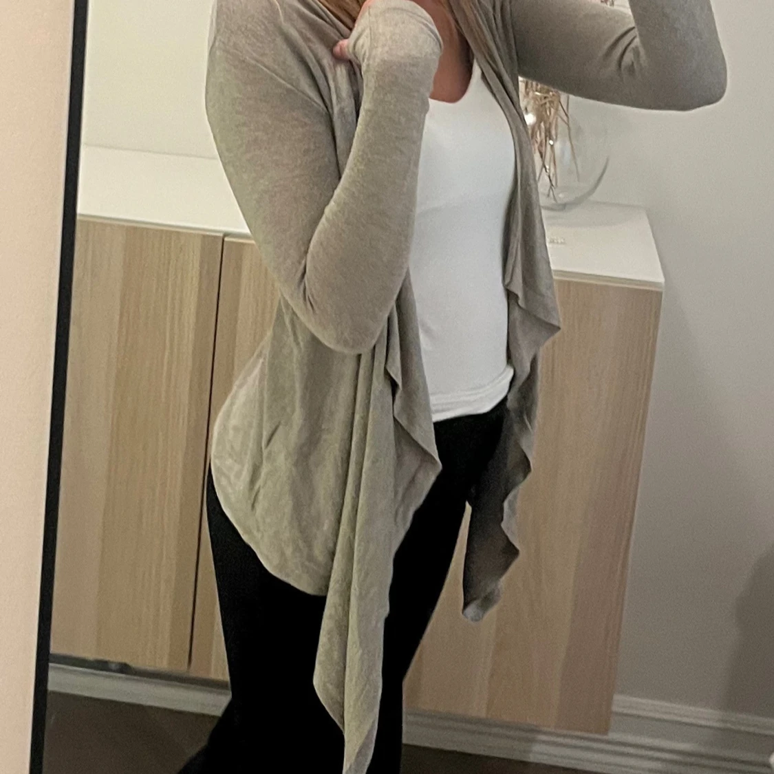 Beige omlottkofta med långa ärmar - 1