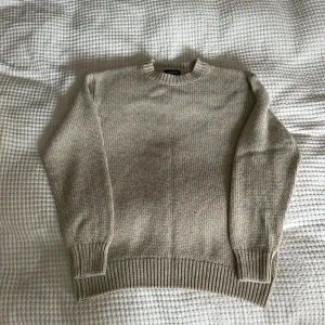 Beige stickad tröja - Beige stickad tröja från Pull&Bear, storlek S. Be om mått ifall det behövs, slutar strax nedanför höfterna.