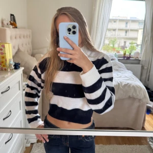 Mörkblå/vit randig tröja - Mörkblå/vit randig tröja som inte kommer till användning längre. Något kortare i modellen!  Prisförslag välkomna 🥂