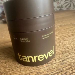 Tanrevel Self Tan Night Mask 50ml - Tanrevel Self Tan Night Mask är en brun, rund burk med pumpfunktion som innehåller 50 ml nattmask. Masken är berikad med hudvårdande ingredienser och ger gradvis en solkysst ton under natten. Perfekt för dig som vill ha en naturlig glow utan sol. Testad 3 gånger? 