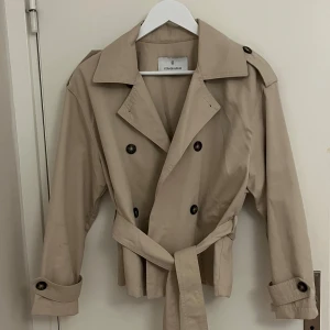 Trenchcoat  - Superfin beige trenchcoat, inte mycket använd! 
