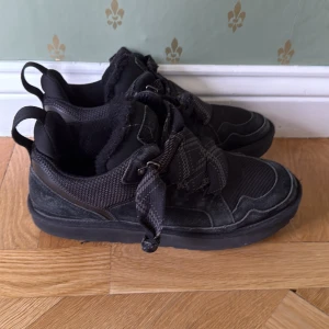 Uggs lowmel  - Säljer ett par uggs lowmel i storlek 42, de är bara använda i en månad under vintern och är i perfekt kvalité. Box och paket kommer med