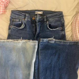 Unika jeans  - Skit coola bootcut jeans som jag doppat i klor skulle säga att dom är mellan mid waist och low waist originellt från Gina i storlek 38 men passar mig som är 36