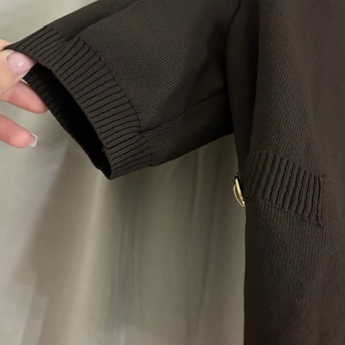 Mörkbrun stickad kofta med guldknappar - 2