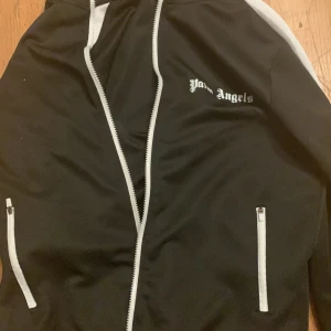Palm Angels svart dredd - Palm Angels svart dress nästan helt oanvänt passar både S och M