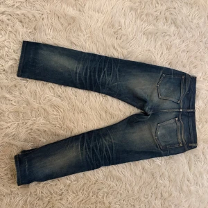 Apc jeans. - Sjukt feta jeans med mycket snygg salvage! De är i W29 och har en rak passform. Perfekta för dig som söker en avslappnad och stilren stil. Bara att höra av sig vid funderingar! Pris går att diskuteras.