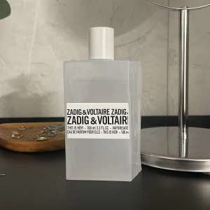 Zadig & Voltaire This is her! - Parfym This is her! Från Zadig & Voltaire, 100 ml med cirka 90% kvar därav acceptabelt skick.