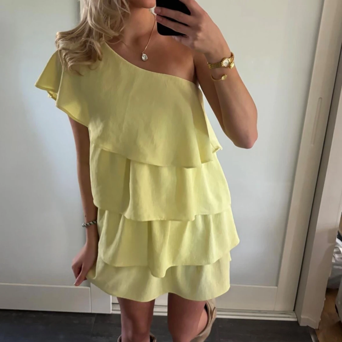 Gul omlottklänning med volanger