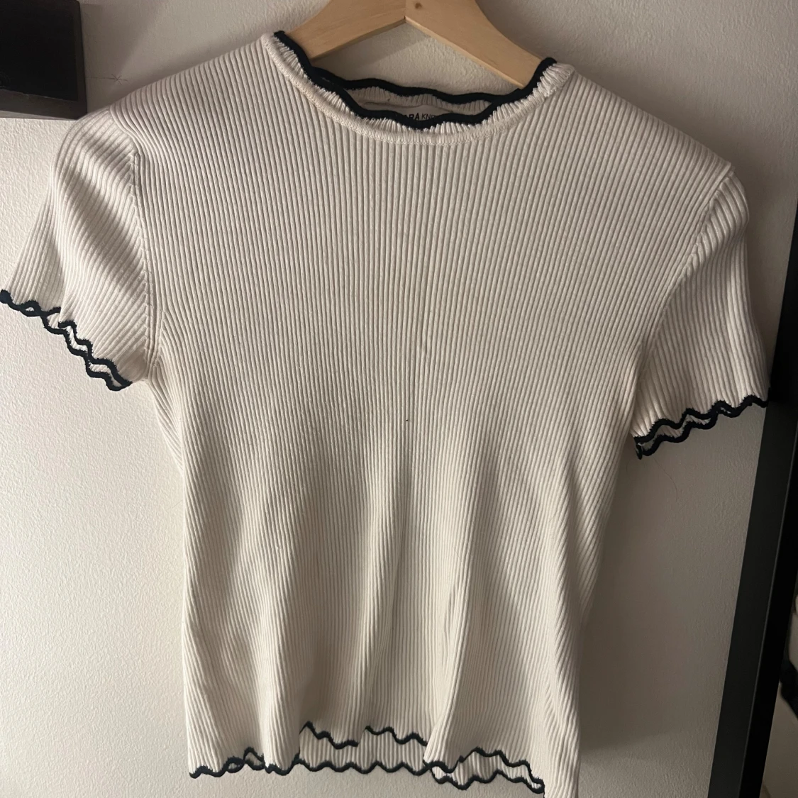 Vit ribbad topp från Zara med svarta kanter