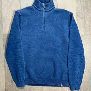 Blå stickad polotröja Jacob Cohen - Blå stickad polotröja. | skick 8,5/10 | Pris kan diskuteras!! | Passar för vintern, hösten och våren under ex. en overshirt eller över en t-shirt. | Skriv om frågor uppstår! | //MvH By, Olsén, Closet.