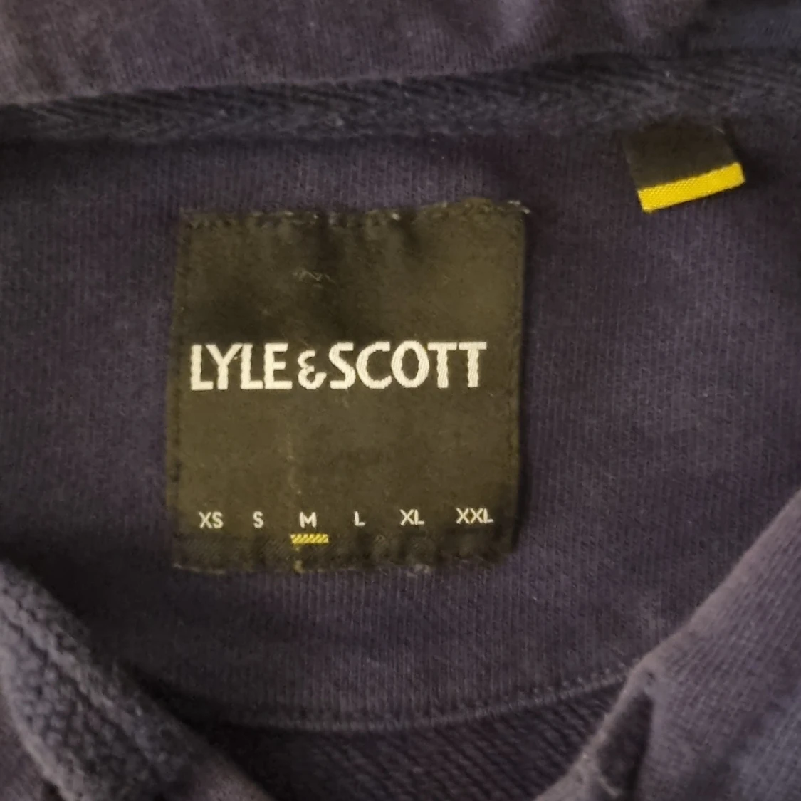 Marinblå hoodie från Lyle & Scott - 1
