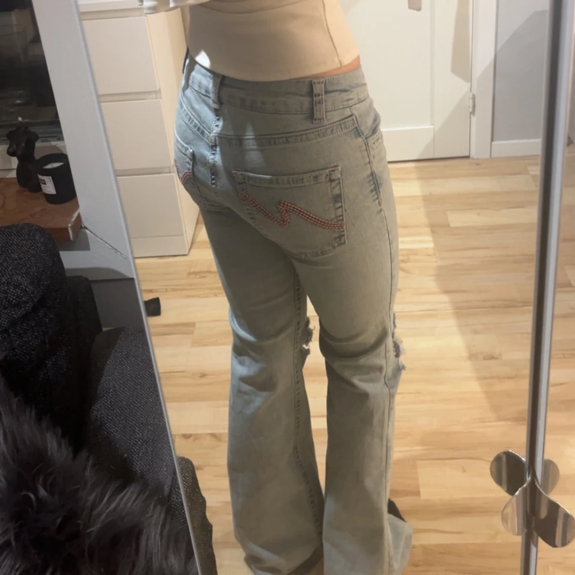 Ljusblå bootcut jeans med slitningar - 1