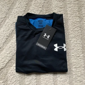 Under Armour compression tröja - Svart/blå Under Armour kompressions tröja. Tröjan är ej testad och helt ny med tags kvar. Säljer då jag råkade köpa fel storlek. Hör av er vid funderingar! Nypris: 580