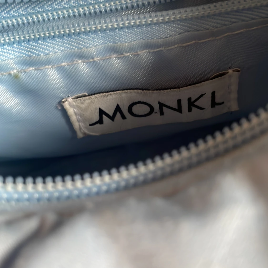 INTRESSEKOLL babyblå axelväska  - 4