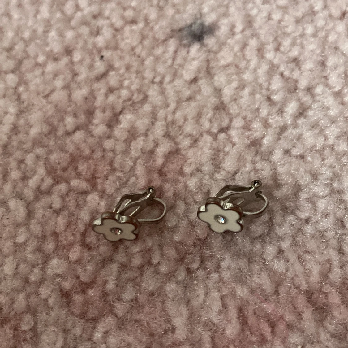 Söta vita blomclipsörhängen  - 1