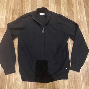 Svart kofta M/L - Svart kofta med dragkedja. Klassisk och stilren med lite krage. Är storlek Large men skulle säga passar även Medium. Aldrig använd