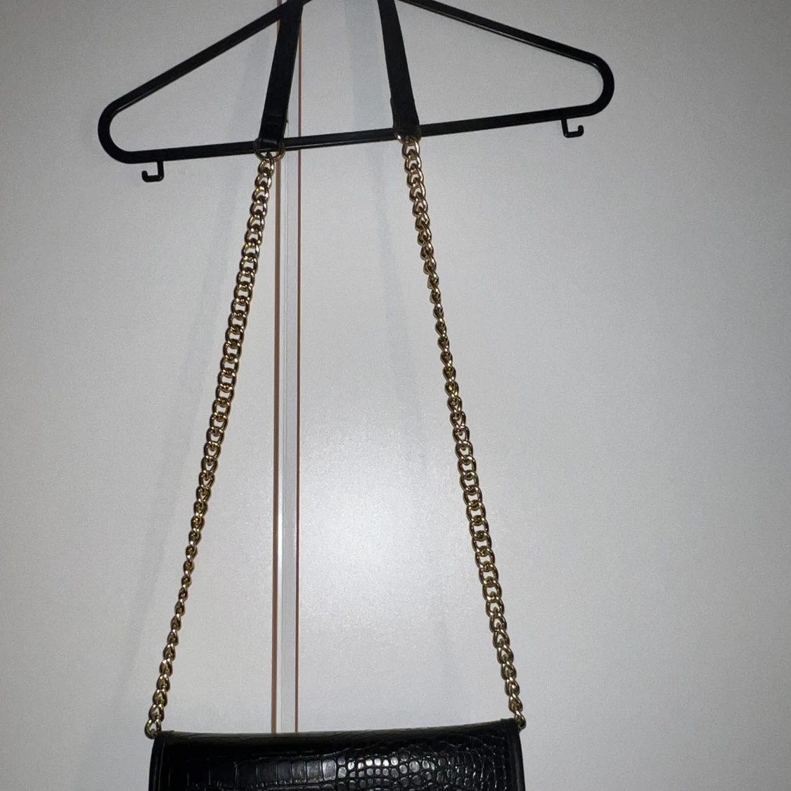 Svart axelväska med kedja och croco - 1