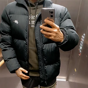 Svart pufferjacka från Nike använd 2 ggr  - Svart pufferjacka från Nike med klassisk logga på bröstet. Jackan har hög krage, dragkedja framtill och två sidofickor. Den är vadderad och har en loose passform som ger en cool och avslappnad vibe. Perfekt för kalla dagar när du vill hålla stilen. Använd 2 ggr köptes för 3200kr förra årets modell , säljes för 1500kr st s passar m oxå 