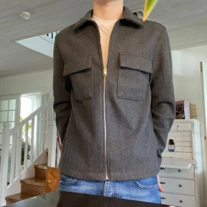 Grå overshirt från H&M - En schysst overshirt i en snygg grå färg från HM. Overshirten är i ett bra skick!  Hör av er vid några funderingar 😀 