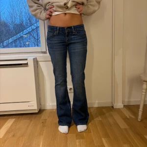 Levi's 524 Too Superlow bootcut jeans - Mått: innerbensmått  78 cm Ytterbensmått 96cm    Midjemått (mätt rakt över) 36 Cm Lårmått 20 cm   Grenmått 17  cm                                                               Bra skick. Hör gärna av er vid frågor!                    Följ oss : Instagram a_wearuf                                                         TikTok : awearuf                                                                   (Nr 29 ) 