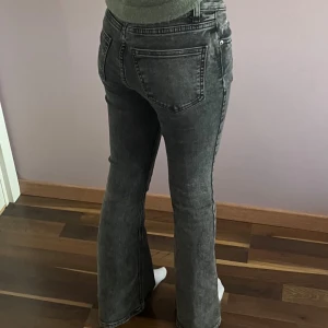 Jeans  - Super snygga flare jeans ifrån Gina tricot 