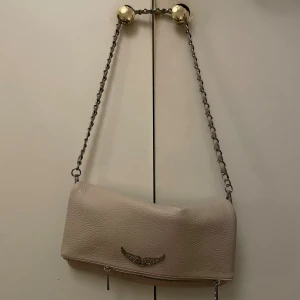 Beige Zadig väska - Har bara kommit till användning 2 ggr och säljer den därför. Den är i gott skick då den  knappt är använd❤️