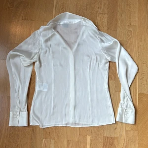 sidenskjorta - superfin och mjuk off white sidenskjorta!! 