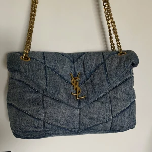 Väska YSL - Superfin väska köpt på plick för några år sedan. Fick med dustbag och låda men som jag tyvärr tappat bort och kvitto fick jag inget. Därav priset💕 stor o rymlig och perfekt till finare tillfällen 