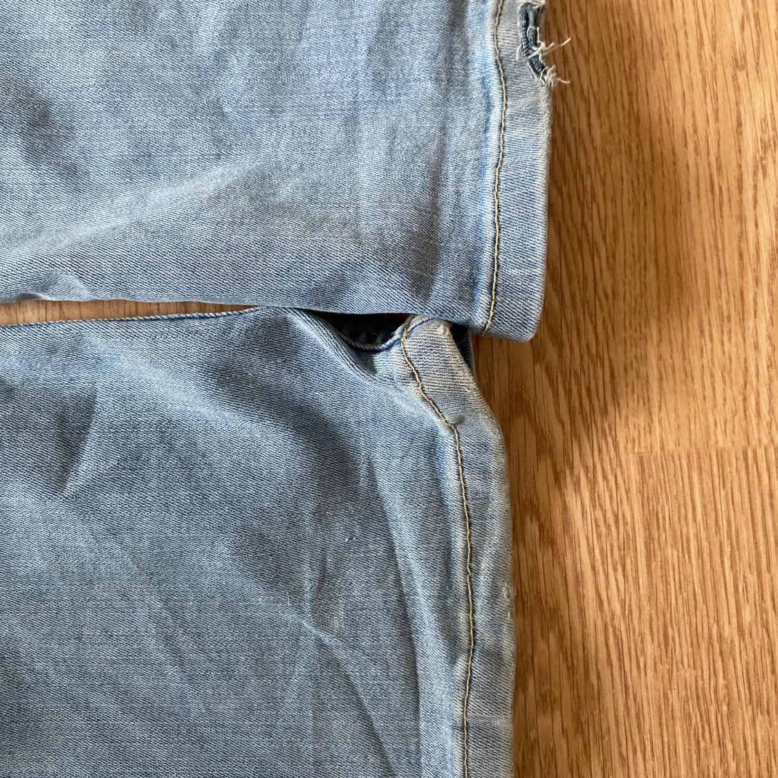Ljusblå bootcut jeans med slitningar - 2