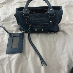 Snygg väska  - Super snygg handväska i ok skick! 