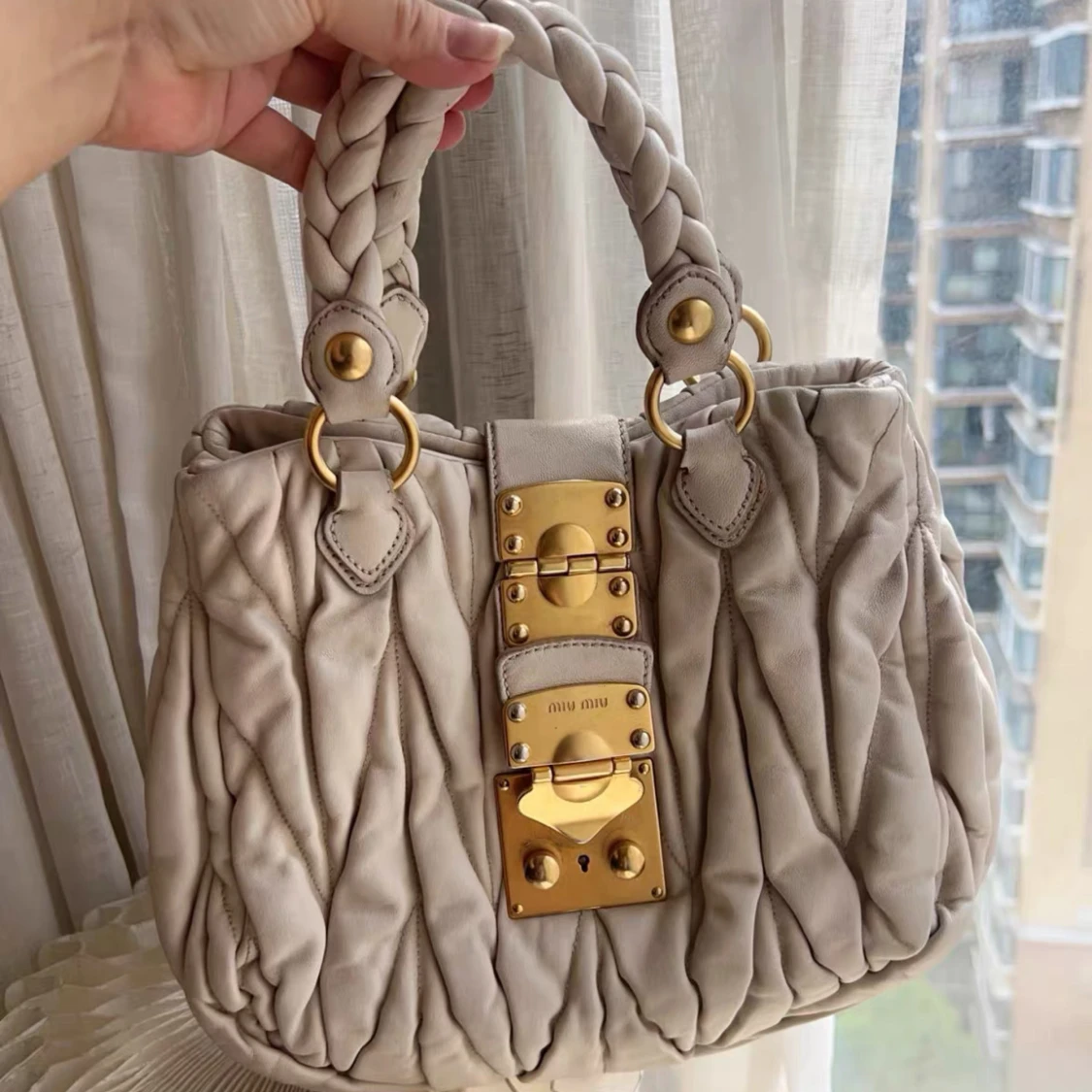 Beige handväska från Miu Miu i skinn - 2