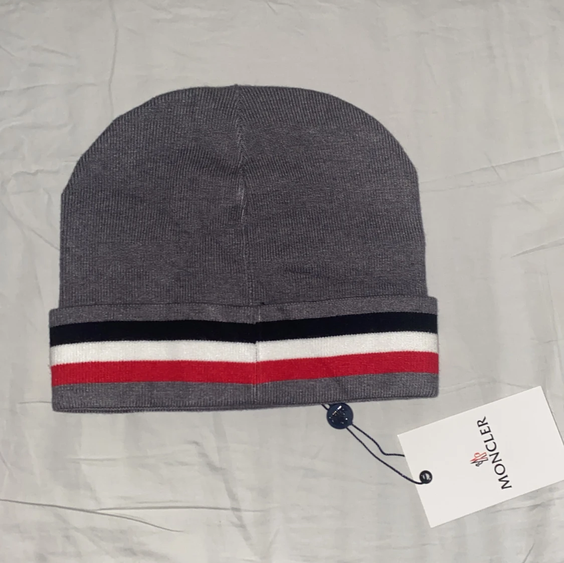 Grå Moncler mössa med ränder - 1