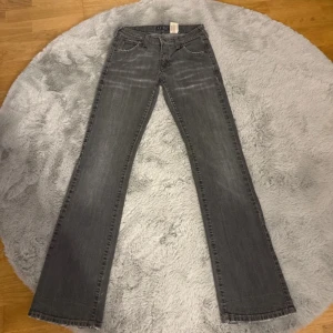 Bootcut jeans  - Gråa Snygga utsvängda jeans från Armani jeans i storlek 27, midjemått 31 med lite stretch och innerbenslängden 77