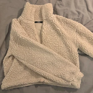 Teddyjacka - Superfin kofta/jacka från bikbok. Mycket bra skick, inga tecken på användning. Nypris är jag inte 100% säker på men tror det är 400kr. Priset kan diskuteras vid snabb affär!