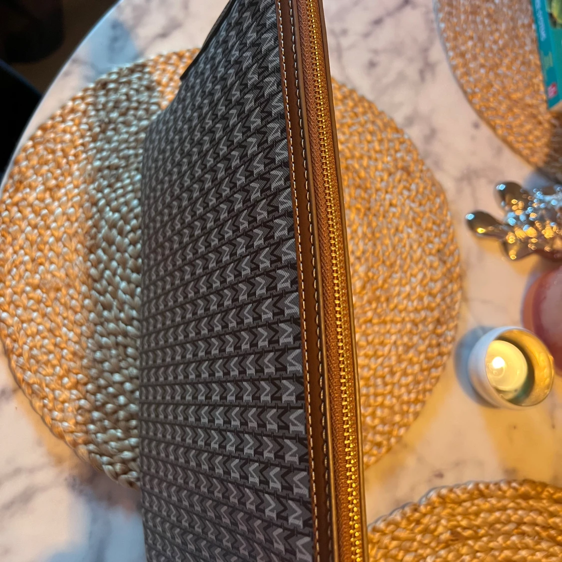 Brun och beige datorväska med mönster - 1