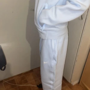 Nike tech byxor  - Har inte använt byxor bara en gång i skolfoton . Är i bra skick. Kan snacka om prisets. 