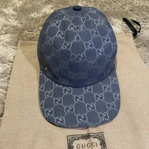 Blå keps från Gucci med GG-mönster - Ny Gucci keps formad bra kvalitet. Kommer utan påsen i bilden.