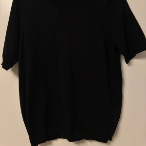 Svart stickad tröja från Lindex - En svart stickad tröja från Lindex med rund hals och korta ärmar. Mjuk och skön kvalitet, som passar till nästan allt. Skriv om du har frågor💕