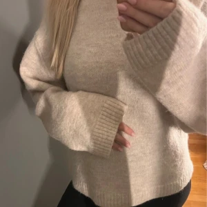 Beige stickad tröja - Supermysig beige stickad tröja som inte är använd mer än 5 gånger! Köpt för runt 400 kr på Gina. Säljer för att den inte kommer till användning! 